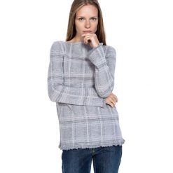 Sweter w kolorze szarym. Szare swetry damskie Deni Cler, w kratkę, z wełny, bez rękawów, bez kaptura. W wyprzedaży za 572,95 zł.