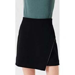 Simple - Spódnica. Czarne minispódniczki Simple, z elastanu, asymetryczne. W wyprzedaży za 239,90 zł.