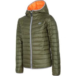 Kurtka puchowa dla dużych dzieci (chłopców) JKUMP201 - khaki. Brązowe kurtki chłopięce 4F JUNIOR, bez wzorów, z syntetyku, z kapturem. W wyprzedaży za 99,99 zł.