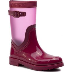 Kalosze TOMMY HILFIGER - Translucent Detail Rain Boot FW0FW04126 Beet Red 522. Fioletowe kalosze damskie TOMMY HILFIGER, bez wzorów, ze skóry ekologicznej. W wyprzedaży za 299,00 zł.