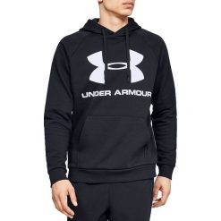 Under Armour Rival Fleece Sportstyle Logo Hoodie 1345628-001 bluzy męskie czarne XXL. Czarne bluzy męskie Under Armour, xxl, bez wzorów, z bawełny, sportowe, z kapturem, bez rękawów, z kapturem. W wyprzedaży za 179,99 zł.