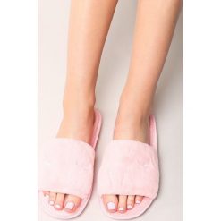 Różowe Klapki Night Falls. Czerwone crocsy damskie other, z materiału, na płaskiej podeszwie. Za 39,99 zł.