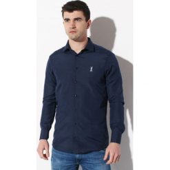 Koszula Edward Orlovski Knit Granatowa. Koszule męskie Edward Orlovski, xl, bez wzorów, z bawełny, eleganckie, bez kołnierzyka, z długim rękawem. Za 130,00 zł.