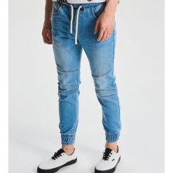 Jeansy slim jogger z przeszyciami - Niebieski. Niebieskie jeansy męskie Cropp, m, bez wzorów. Za 139,99 zł.