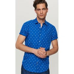 Koszula z mikroprintem slim fit - Niebieski. Niebieskie koszule męskie slim marki Reserved, m. Za 89,99 zł.