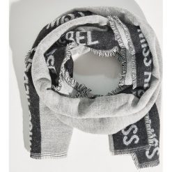 Szal z napisem - Jasny szar. Szare szaliki damskie Sinsay, z napisami. Za 49,99 zł.