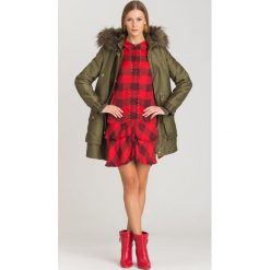 PARKA GUESS Z KAPTUREM. Zielone kurtki damskie Guess, s, z aplikacjami, z futra. Za 524,50 zł.
