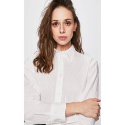 Calvin Klein - Koszula. Białe bluzki damskie Calvin Klein, na co dzień, l, bez wzorów, z bawełny, klasyczne, z klasycznym kołnierzykiem, z długim rękawem. W wyprzedaży za 259,90 zł.