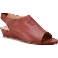 Sandały CLARKS - Sense Silk 261409334 Rust Leather. Czerwone klapki damskie Clarks, bez wzorów, ze skóry, bez obcasa. W wyprzedaży za 269,00 zł.