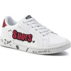 Sneakersy DOCKERS - 44CL201-610507 White/Red. Białe półbuty damskie DOCKERS, na co dzień, bez wzorów, ze skóry ekologicznej, bez obcasa, na płaskiej podeszwie, bez zapięcia. W wyprzedaży za 149,00 zł.