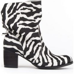 Botki na słupku - skóra naturalna - model 497 - kolor zebra. Botki damskie Zapato, ze skóry, bez obcasa, na słupku, bez zapięcia. W wyprzedaży za 319,20 zł.