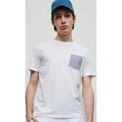 T-shirt z kieszenią - Biały. Białe t-shirty damskie Reserved, s, bez wzorów, bez kołnierzyka. W wyprzedaży za 19,99 zł.