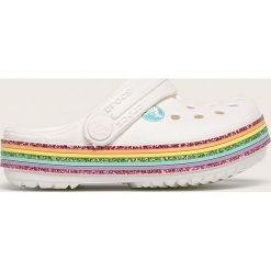 Crocs - Klapki dziecięce. Białe sandały dziewczęce Crocs, z materiału, bez zapięcia. W wyprzedaży za 129,90 zł.