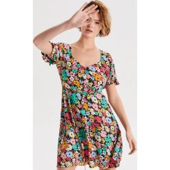 Letnia sukienka w kwiaty - Czarny. Czarne sukienki damskie Cropp, na lato, s, w kwiaty, bez kołnierzyka, bez rękawów. Za 69,99 zł.