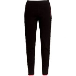 Spodnie EA7 EMPORIO ARMANI Czarny. Czarne spodnie dresowe damskie marki EA7 Emporio Armani, z tkaniny. Za 530,00 zł.