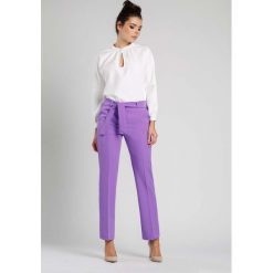 Fioletowe Stylowe Spodnie w Kant z Wiązanym Paskiem. Fioletowe spodnie damskie Molly.pl, s, w paski, eleganckie, z podwyższonym stanem. Za 149,90 zł.
