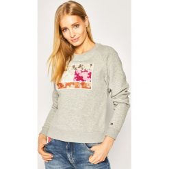 Bluza Tommy Jeans Camo Flag DW0DW07975. Szare bluzy damskie Tommy Jeans, m, bez wzorów, z bawełny, bez rękawów, bez kaptura. W wyprzedaży za 419,00 zł.