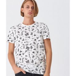T-shirt z nadrukiem all over - Kremowy. Białe t-shirty męskie House, s, z nadrukiem. W wyprzedaży za 19,99 zł.
