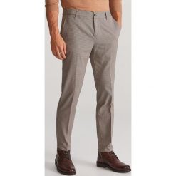 Spodnie chino w pepitkę - Szary. Szare spodnie męskie Reserved, m, bez wzorów. Za 149,99 zł.