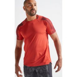 Koszulka fitness kardio męska FTS 500 czerwona. Czerwone koszulki męskie DOMYOS, m, bez wzorów, z elastanu, bez kołnierzyka, bez rękawów, na fitness i siłownię. Za 49,99 zł.
