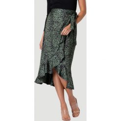 Spódnica w kolorze zielonym ze wzorem. Zielone spódniczki damskie Urban Touch, bez wzorów, midi, kopertowe. W wyprzedaży za 149,95 zł.