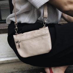 RIA BEIGE Bag. Brązowe nerki damskie Pakamera, bez wzorów, ze skóry, na ramię, małe, bez dodatków. Za 299,00 zł.