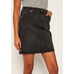 Spódnica jeansowa Tommy Jeans Classic Denim DW0DW08414. Czarne spódniczki damskie Tommy Jeans, bez wzorów, z jeansu. Za 349,00 zł.