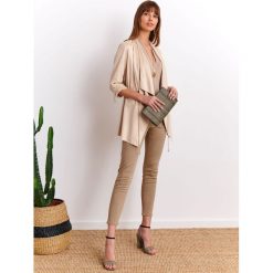 Lekka kurtka z imitacji zamszu. Brązowe kurtki damskie Top Secret, na lato, bez wzorów, z zamszu, eleganckie, długie, bez kaptura. W wyprzedaży za 99,99 zł.