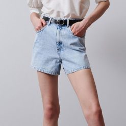 Szorty jeansowe z paskiem - Niebieski. Niebieskie szorty damskie Reserved, bez wzorów, z jeansu. Za 79,99 zł.