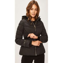 Guess Jeans - Kurtka. Czarne kurtki damskie Guess Jeans, s, w paski, z poliesteru, długie, z kapturem. W wyprzedaży za 699,90 zł.