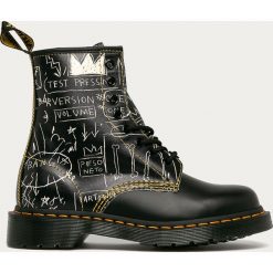 Dr. Martens - Workery skórzane 1460 x Basquiat. Czarne workery damskie Dr. Martens, ze skóry, z okrągłym noskiem, bez obcasa, na obcasie, na sznurówki. Za 849,90 zł.