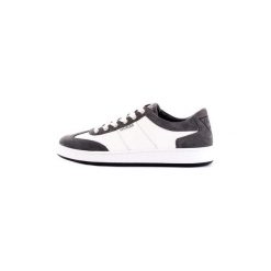 Buty Guess FM7THMSUE12. Szare trampki męskie Guess, z aplikacjami, bez zapięcia. Za 445,03 zł.