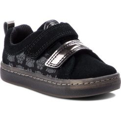 Sneakersy CLARKS - City Hero Lo 261376697 Black/Blk Suede. Czarne trampki chłopięce Clarks, bez wzorów, z zamszu, na rzepy. W wyprzedaży za 139,00 zł.