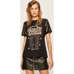 Brave Soul - T-shirt. Czarne bluzki damskie Brave Soul, s, z nadrukiem, z bawełny, z okrągłym kołnierzem. W wyprzedaży za 59,90 zł.