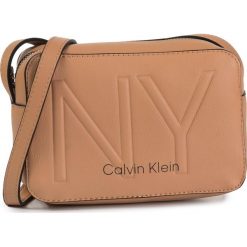 Torebka CALVIN KLEIN - Ck Must Psp20 Camerabag Ny K60K606182 GE1. Brązowe listonoszki damskie Calvin Klein, bez wzorów, ze skóry ekologicznej, klasyczne, bez dodatków. Za 299,00 zł.