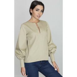 Oliwkowa Bluzka Koszulowa z Rozcięciem przy Dekolcie. Zielone podkoszulki damskie marki Molly.pl, s, bez wzorów, z bawełny, eleganckie, z koszulowym kołnierzykiem, bez rękawów. Za 125,90 zł.
