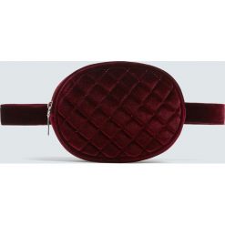 Bordowa pikowana nerka z aksamitu. Czerwone nerki damskie Pull&Bear, bez wzorów, pikowane, bez dodatków. Za 59,90 zł.