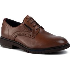 Półbuty TOMMY HILFIGER - Th Advance Brogue Shoe FM0FM02443 Cognac 606. Pomarańczowe buty wizytowe męskie TOMMY HILFIGER, bez wzorów, ze skóry, klasyczne, bez zapięcia. W wyprzedaży za 489,00 zł.