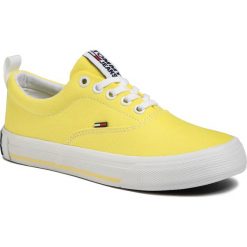 Tenisówki TOMMY JEANS - Lowcut Essential Sneaker EN0EN00794 Frozen Lemon ZIO. Żółte półbuty damskie Tommy Jeans, na co dzień, bez wzorów, z jeansu, bez obcasa, na płaskiej podeszwie, bez zapięcia. W wyprzedaży za 239,00 zł.