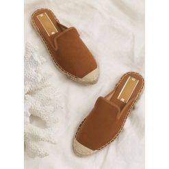 Camelowe Klapki Thunderproof. Brązowe espadryle damskie Born2be, bez wzorów, bez obcasa, na płaskiej podeszwie. Za 69,99 zł.