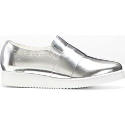 Półbuty wsuwane skórzane bonprix srebrny. Szare buty sportowe damskie bonprix, bez wzorów, ze skóry, sportowe. Za 87,99 zł.