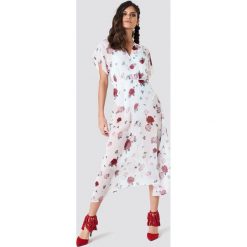 NA-KD Boho Sukienka z rękawem kimono - White. Białe sukienki damskie marki NA-KD Boho, bez wzorów, z poliesteru, boho, bez kołnierzyka, z krótkim rękawem, krótkie, mini. W wyprzedaży za 48,78 zł.
