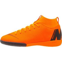 Nike Performance SUPERFLYX 6 ACADEMY IC Halówki total orange/white/volt. Brązowe buty chłopięce sportowe marki Nike Performance, z gumy. Za 379,00 zł.