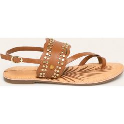 Pepe Jeans - Sandały skórzane March Studs. Klapki damskie Pepe Jeans, bez wzorów, z jeansu, bez obcasa, na obcasie. W wyprzedaży za 229,90 zł.