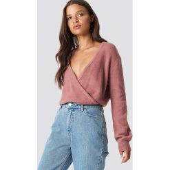 NA-KD Trend Sweter z kopertowym dekoltem - Pink. Różowe swetry oversize damskie NA-KD Trend. Za 121,95 zł.