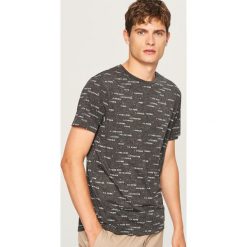 Melanżowy t-shirt z nadrukiem - Szary. Szare t-shirty męskie z nadrukiem Reserved, l. Za 39,99 zł.