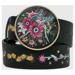 Desigual - Pasek. Czarne paski damskie Desigual, z aplikacjami, z materiału. Za 199,90 zł.