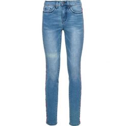 Dżinsy SkINNY z paskiem w deseń etno bonprix niebieski "bleached”. Niebieskie jeansy damskie skinny bonprix. Za 159,99 zł.