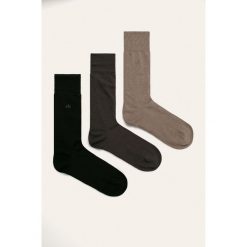 Calvin Klein - Skarpetki (3-pack). Skarpetki męskie Calvin Klein, bez wzorów, z elastanu. W wyprzedaży za 99,90 zł.