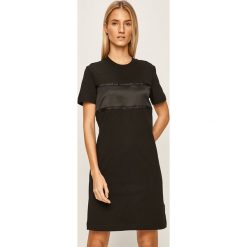 Calvin Klein Jeans - Sukienka. Czarne sukienki damskie Calvin Klein Jeans, na co dzień, s, bez wzorów, z elastanu, casualowe, z okrągłym kołnierzem, z krótkim rękawem, krótkie, mini, proste. Za 299,90 zł.